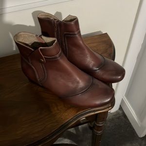 Taos Snap Boot. Brand new size 8